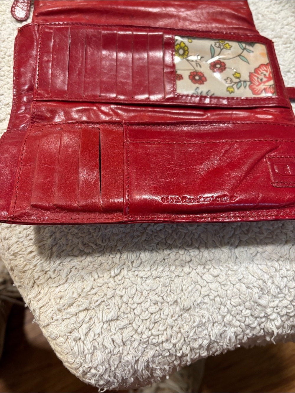 HOBO  International Vintage Red Women's 100% Leather Wallet with Magnetic Snaps - Picture 4 of 10